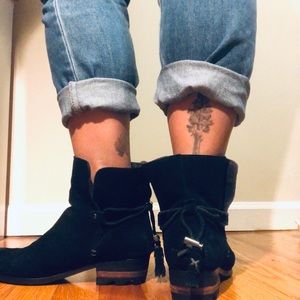 Suede Sorel Boots in black with tassel detail.